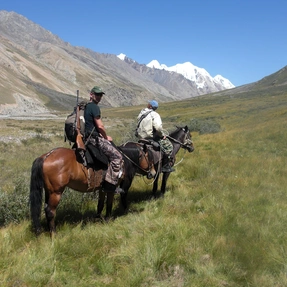 Guide und Gast reiten zur Jagd, Kirgisien