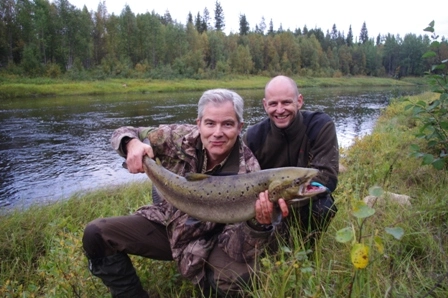 Lachs bei Jagd in Schweden